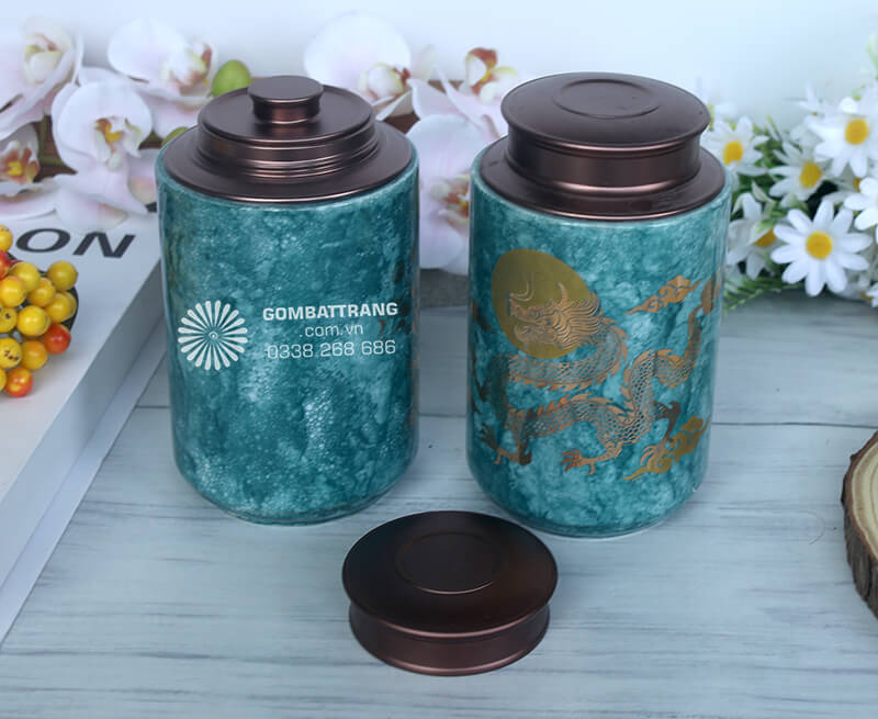 Nắp lọ chè đóng kín hoàn hảo giúp bảo quản trà khô ráo, giữ nguyên hương thơm tự nhiên và chất lượng của lá trà trong thời gian dài