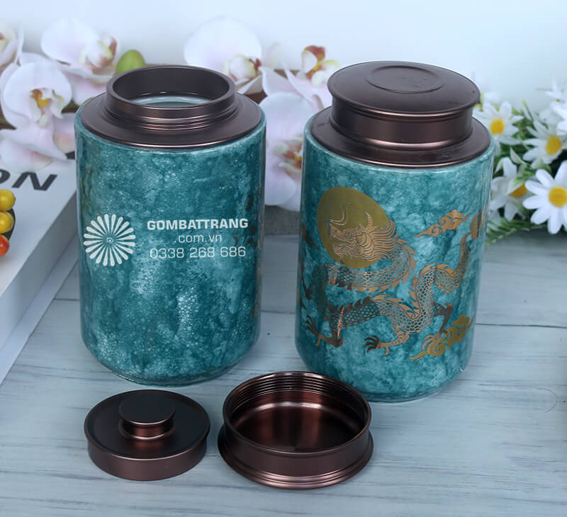 Lọ đựng trà còn là điểm nhấn trang trí tuyệt vời, tạo nên góc thưởng trà đẹp mắt và sang trọng