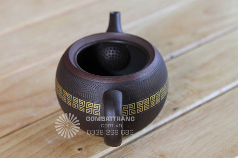 Chi tiết lỗ lọc trà được thiết kế theo kiểu tổ tò vò giúp ấm không bị tắc nước trong vòi ấm