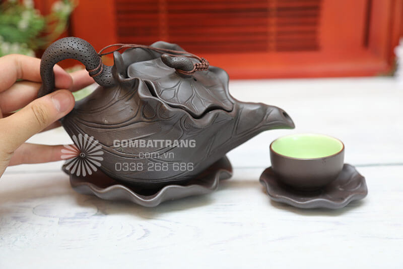 Ảnh chi tiết ấm chén gốm Bát tràng tạo hình cách điệu, thân ấm , nắp ấp và quai ấm hình lá sen rất thanh thoát và tao nhã