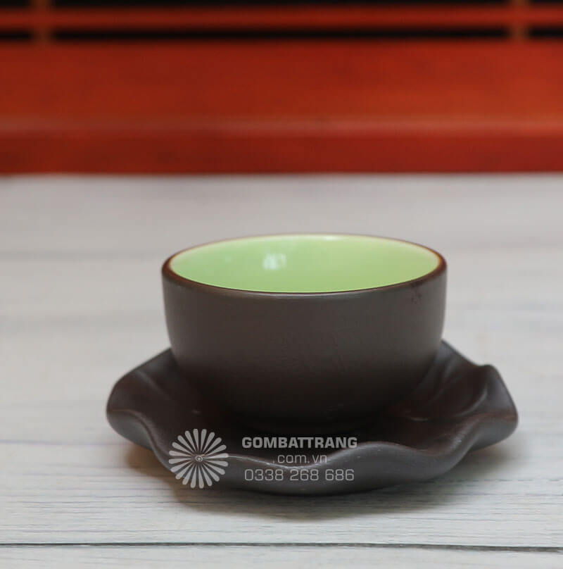 Chén trà men đen trong lòng men xanh , miệng chén vừa tay cầm rất đẹp, đĩa lót chén được tạo hình cách điệu hình lá sen tạo sự thanh nhã, và quý phái