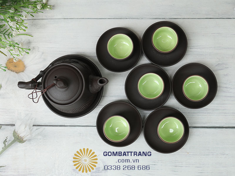 Ấm chén gốm Bát Tràng men đen thiết kế cách điệu hình cành trúc, lòng chén men xanh đẹp mắt