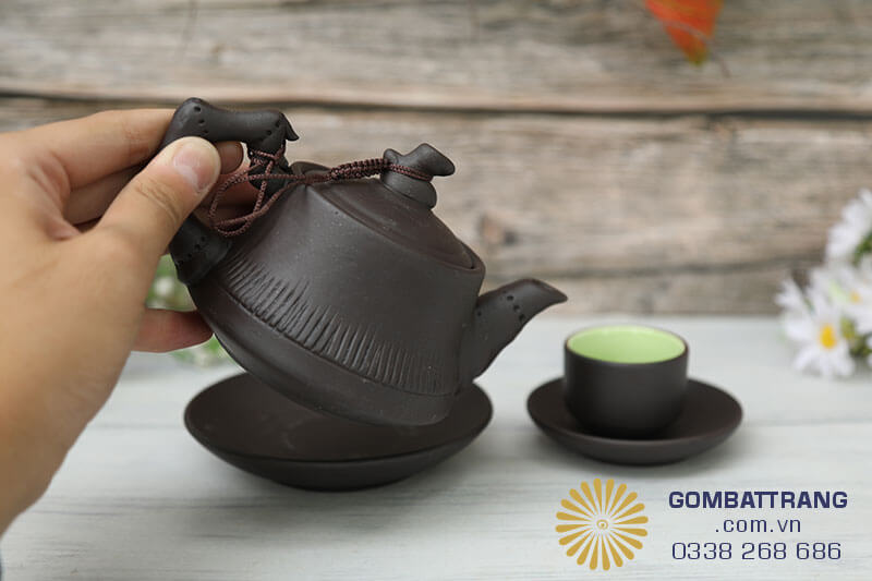 Quai ấm, vung ấm và vòi ấm cách điệu hình cành trúc rất tinh té, vòi ấm rót nước thanh thoát , không bị rớt nước