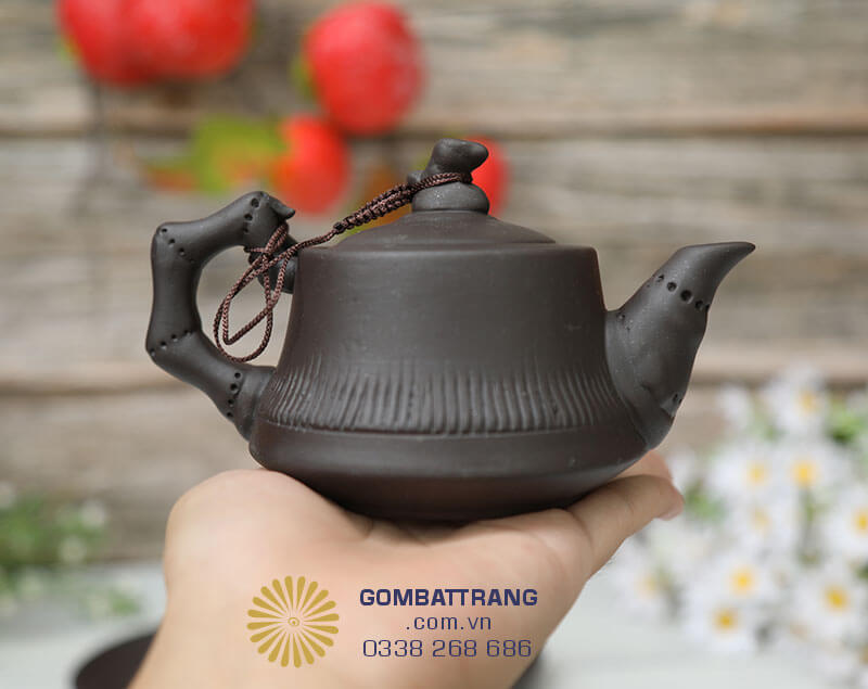 Ảnh chi tiết ấm chén gốm trúc đoạn, dáng ấm cách điệu hình cành trúc, thanh thoát, đường nét mềm mại tạo sự sang trọng và tinh tế