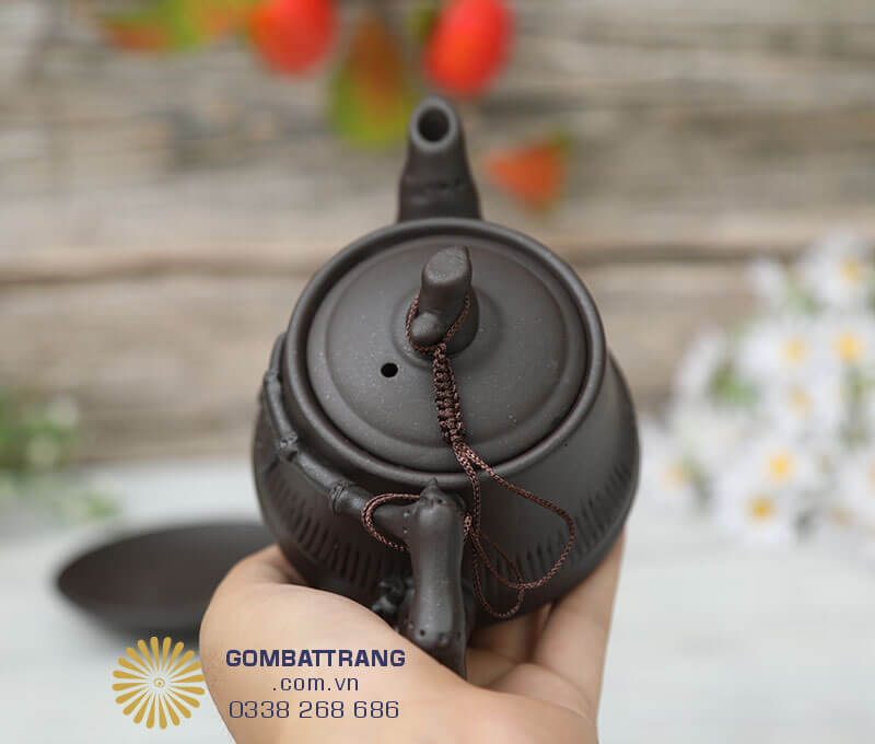 Ấm chén gốm Bát Tràng được thiết kế núm hình đốt tre rất tinh tế, nắp rất khít với miệng ấm, nỗ thông hơi tốt
