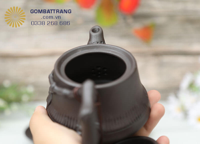 Ấm chén gốm trúc đoạn với thiết kế lỗ lọc trà thông thoáng, lọc tốt bã trà mà không bị tắc nước ở vòi ấm