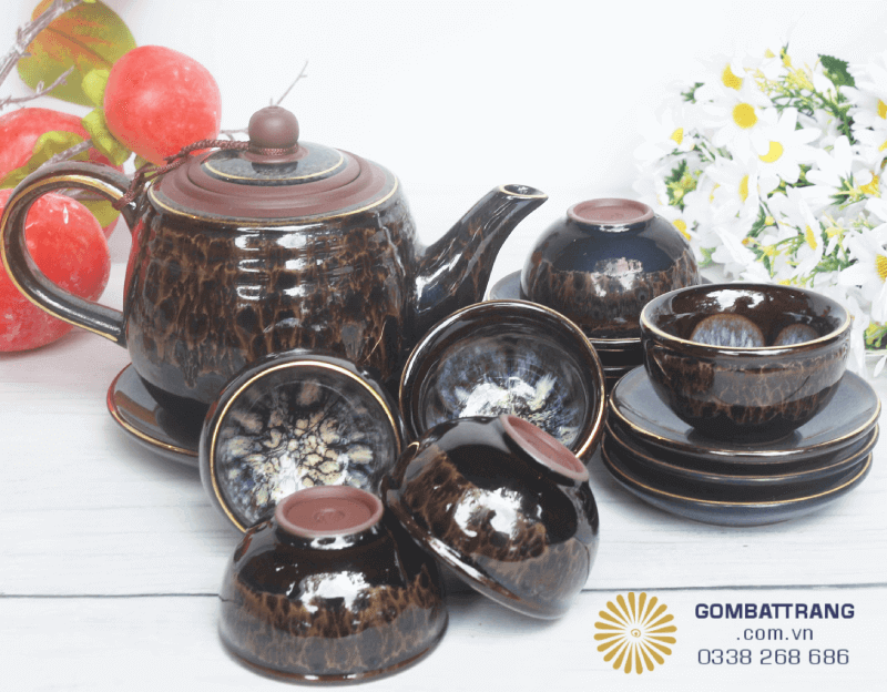 “Trà thơm, ấm đẹp, lòng người vui” – bộ ấm chén này không chỉ phục vụ nhu cầu uống trà mà còn lan tỏa cảm xúc ấm áp đến mọi người