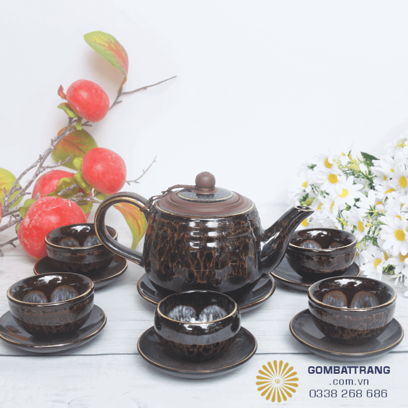 Bộ ấm chén gồm 1 ấm, 6 chén và 7 đĩa lót, đáp ứng trọn vẹn nhu cầu tiếp khách hoặc thưởng trà gia đình. Số lượng vừa đủ, tạo sự đồng bộ và tiện lợi khi sử dụng
