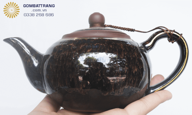 Dáng ấm vững chãi kết hợp với đường cong mềm mại, vừa tạo nét sang trọng vừa đảm bảo tính tiện dụng khi rót trà