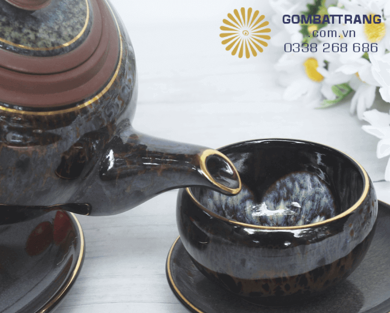 Lòng chén rộng vừa phải để tôn sắc trà, đồng thời giữ nhiệt tốt, thích hợp cho nhiều loại trà Việt và quốc tế