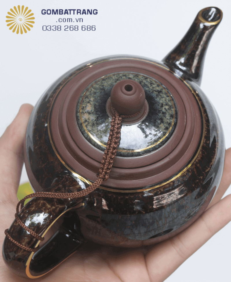 “Chén nghiêng đón nắng, ấm vỗ hương thơm” – hình ảnh giản dị nhưng gợi nên cảm xúc yên bình nơi góc nhà