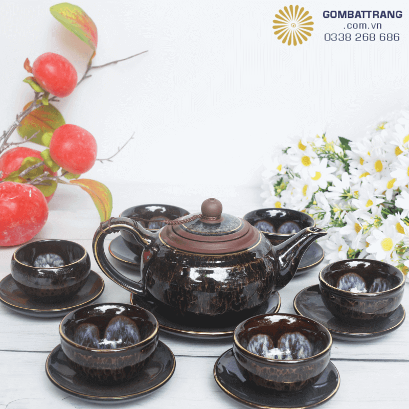 Bộ ấm chén gồm 1 ấm, 6 chén và đĩa lót đồng bộ, đáp ứng trọn vẹn cho một buổi trà sum vầy. Sự đồng đều trong số lượng mang lại cảm giác hài hòa, đầy đủ