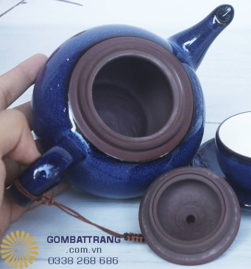 Quai ấm chắc chắn, ôm gọn lòng bàn tay, thao tác rót nhẹ nhàng mà không sợ tràn đổ. Một vòng tay nhỏ gói ghém sự thân tình nơi bàn trà.
