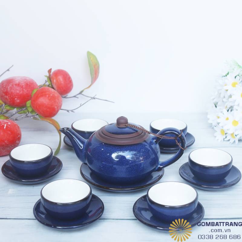 Ấm pha trà tử sa Bát Tràng dáng tròn viên mãn, vòi cong liền mạch giúp rót trà êm, giữ hương vị trọn vẹn. Mỗi lần rót như thả vào không gian một nhịp lắng an yên.
