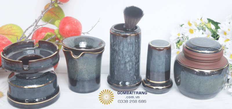 Hũ đựng, đĩa lót, kệ đựng và lưới lọc giúp set-up gọn gàng, sạch sẽ; chỉ cần thêm bánh quy hoặc trái cây sấy là đủ một buổi trà tươm tất