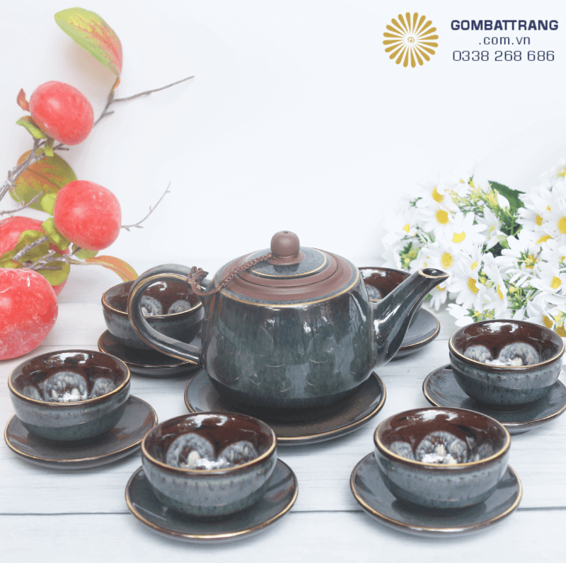 Bộ ấm chén men hỏa biến phối viền vàng hài hòa, sắc men chuyển nhẹ như mây hoàng hôn, toát lên vẻ sang trọng khi bày trên bàn trà. “Men khẽ đổi màu, trà khẽ gọi bình yên”
