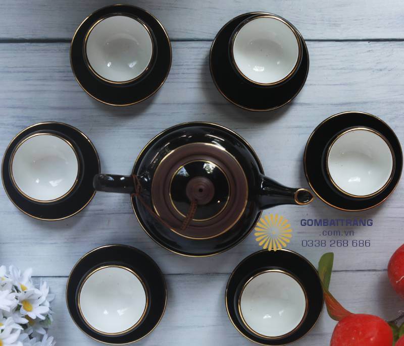 Khi xếp tủ, chừa khoảng 18–22 cm giữa các tầng để nhấc–đặt không chạm viền vàng. Lót vòng nỉ mỏng giữa chén–đĩa để tránh xước men, đồng thời giữ bố cục ngay ngắn