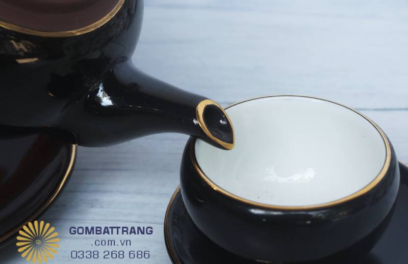 Dùng nước lọc “mềm” để hương tinh, hạn chế bám cặn lên lòng men trắng. Nếu có vệt nước, lau ngay bằng khăn sợi nhỏ ấm, tránh dung dịch tẩy mạnh để bảo toàn men và chỉ vàng