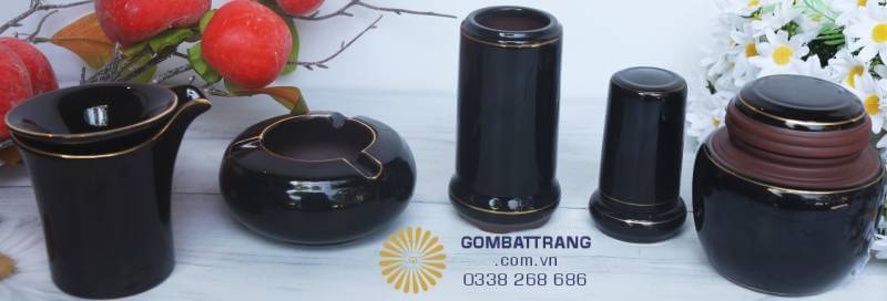 Trải khăn trà mỏng hoặc dán chấm silicone trong suốt dưới đĩa lót để chống xê dịch trên mặt bàn kính/đá. Khay tròn đường kính 32–36 cm giúp ấm ở trung tâm, sáu chén “ôm vòng” gọn mắt. “Trà vào nếp, lòng vào yên.”