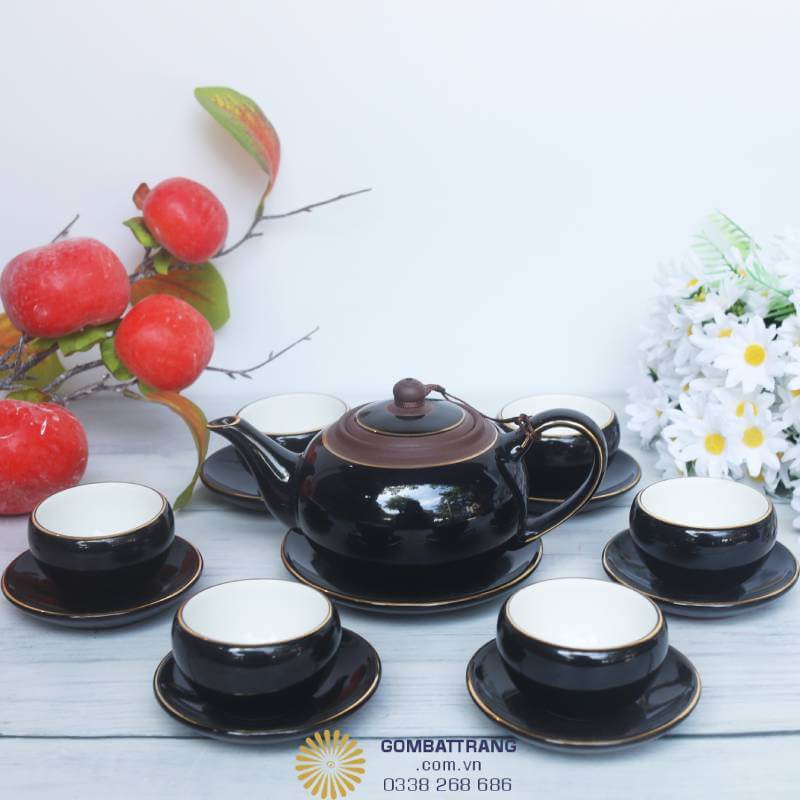 Bề mặt men đen bóng phản chiếu như gương, lên hình rất “sạch” nhưng dễ lóa nếu ánh mạnh. Đặt bộ trà trên tấm lót lì (matte) hoặc cạnh rèm khuếch tán sáng để màu nước trong lòng chén trắng hiện rõ. “Sáng dịu thì men hiền, trà lên màu như sớm mai.”