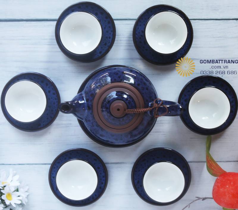 Lớp men lam xanh đậm điểm những chấm lửa li ti như bầu trời đêm đầy sao, vừa bí ẩn vừa quyến rũ