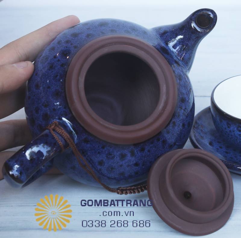 Ấm trà ấm tay, chén nhỏ quây tròn bên đĩa bánh - không khí đầm ấm, gần gũi, hợp cho quà tặng tinh tế. “Một chén mời nhau, nỗi niềm hóa dịu.”