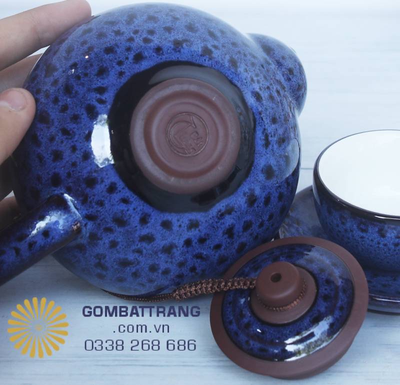 Thân ấm tròn đầy, vòi cong mảnh cho dòng rót gọn, nắp khít và dây nối chắc tay - tất cả toát lên vẻ chỉn chu của tay nghề thủ công. “Một dòng rót êm trôi, giữ nguyên hương lá.”