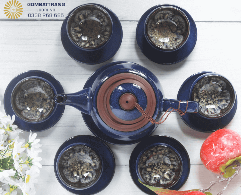 Lớp men bóng mịn chống bám cặn trà, giúp việc vệ sinh trở nên dễ dàng. Bề mặt men giữ được vẻ sáng đẹp ngay cả khi sử dụng lâu dài
