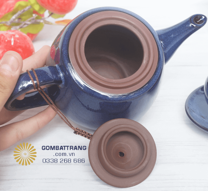 Quai ấm được bo tròn, cân đối giúp cầm chắc tay và rót trà êm không bị nhỏ giọt