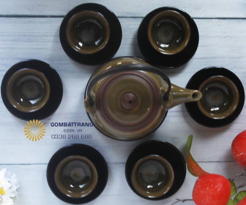 Bề mặt men bóng phản chiếu ánh sáng, tạo cảm giác như từng chi tiết đang chuyển động, biến hóa theo góc nhìn. Mỗi chiếc ấm, chiếc chén đều có sắc men riêng biệt, không trùng lặp, chính là dấu ấn độc bản mà men hỏa biến mang lại