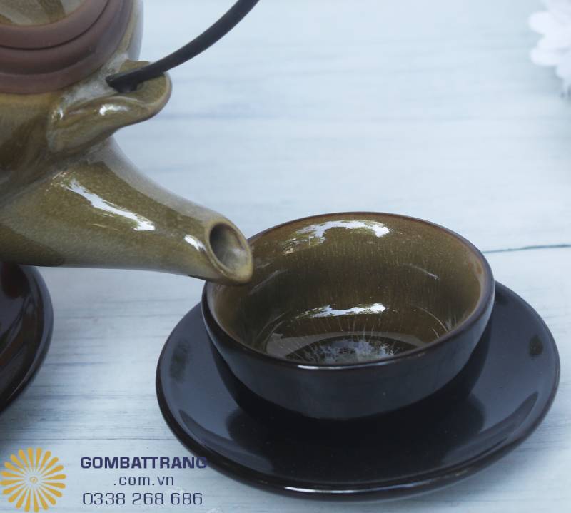 Vòi ấm dài thanh thoát giúp dòng trà chảy liền mạch, không nhỏ giọt; cảm giác “rót đến đâu, êm đến đó”, như tiếng suối mảnh giữa vườn chiều. Từng mối nối, chân quai, miệng vòi đều xử lý mượt mà, biểu lộ tay nghề khéo của nghệ nhân