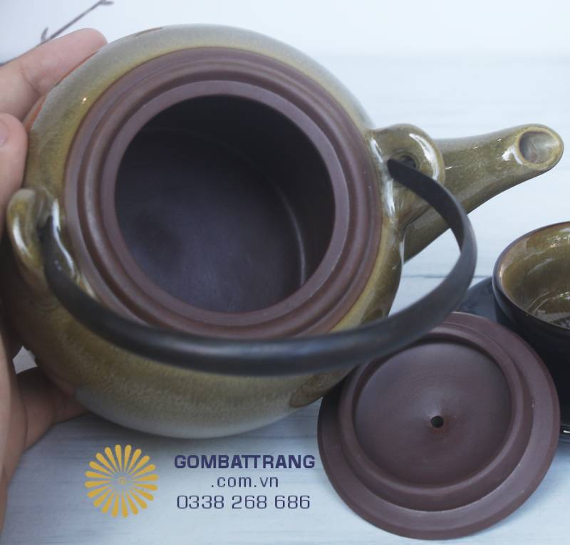 Trên nền gốm sứ Bát Tràng, lớp men bóng mịn làm nước trà ánh lên rạng rỡ, tôn cả thị giác lẫn cảm xúc người thưởng trà