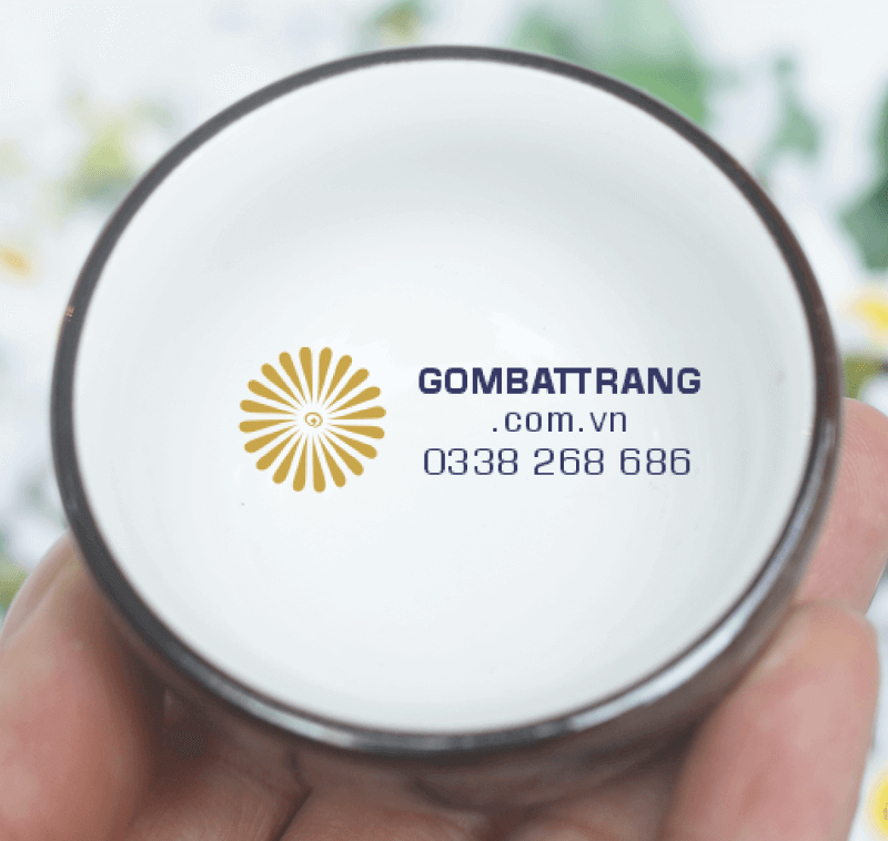 Lòng chén men trắng ngà giúp làm nổi bật sắc nước trà và dễ vệ sinh sau khi dùng