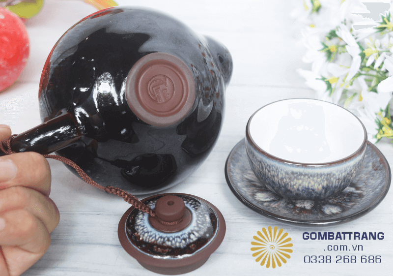 Hình ảnh chụp thực tế tại Gốm Bát Tràng – nơi chuyên cung cấp các mẫu ấm trà tử sa Bát Tràng trang trí phong chính hãng, chất lượng.