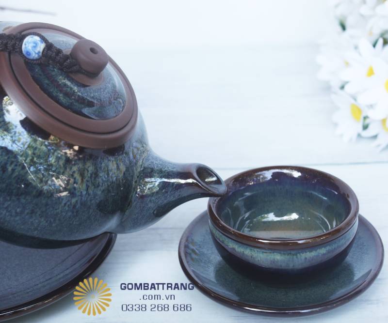 Khi đặt cùng chén uống trà lòng bóng và đĩa kê làm nền, tổng thể hiện lên liền mạch, sang mà không phô trương, gợi cảm giác gần gũi và bình yên