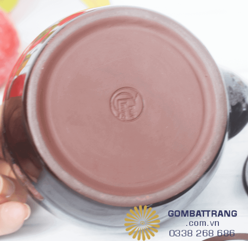 Sản phẩm được chế tác thủ công từ làng gốm Bát Tràng, đảm bảo chất lượng và độ bền. Màu sắc trầm ấm, dễ phối hợp với nhiều không gian nội thất khác nhau