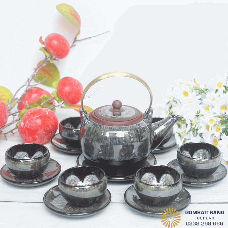 Bộ ấm chén gốm Bát Tràng men xanh than loang nghệ thuật, mang vẻ đẹp sang trọng và tinh tế. Lớp men bóng mượt, hiệu ứng màu loang độc đáo, tạo cảm giác sang trọng và khác biệt.
