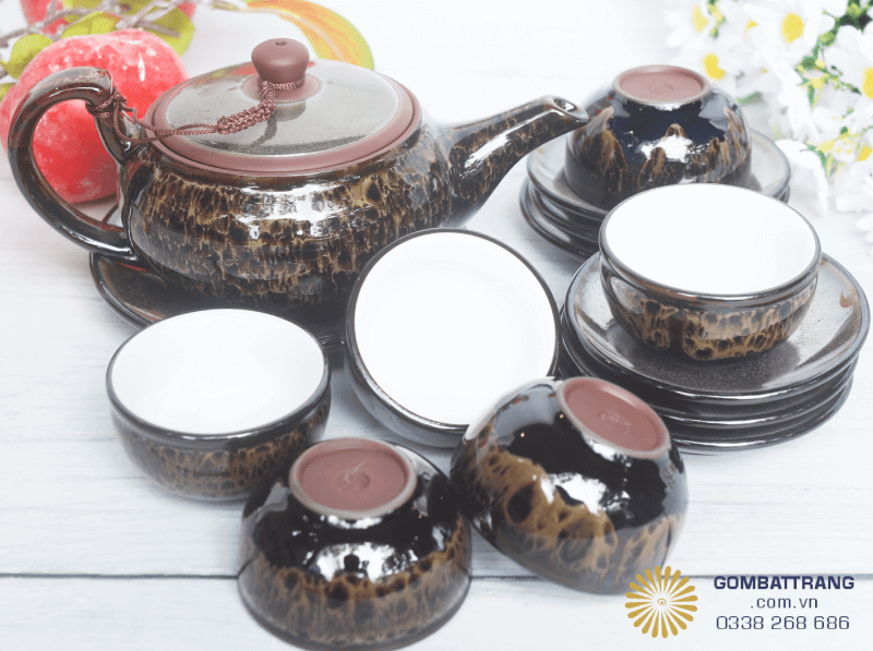 Mỗi bộ sản phẩm là kết quả của nhiều giờ chế tác thủ công, từ nặn hình, tạo dáng, khắc họa tiết đến công đoạn nung ở nhiệt độ cao. Không chỉ là kỹ thuật, đó còn là tâm huyết của nghệ nhân gửi vào từng chi tiết