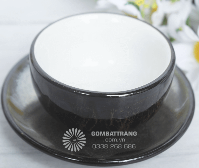 Kỹ thuật nung củi truyền thống tạo nên những mảng màu và hoa văn biến ảo, không chiếc nào giống chiếc nào. Chính sự độc bản này khiến mỗi bộ ấm chén trở thành một tác phẩm nghệ thuật có một không hai