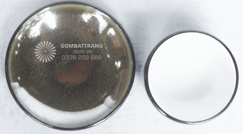 Đĩa lót đồng bộ màu sắc với ấm và chén, mép hơi cong để cố định chén, vừa bảo vệ mặt bàn, vừa hoàn thiện tính thẩm mỹ của bộ sản phẩm. Đây là chi tiết nhỏ nhưng cho thấy sự tỉ mỉ của người làm gốm