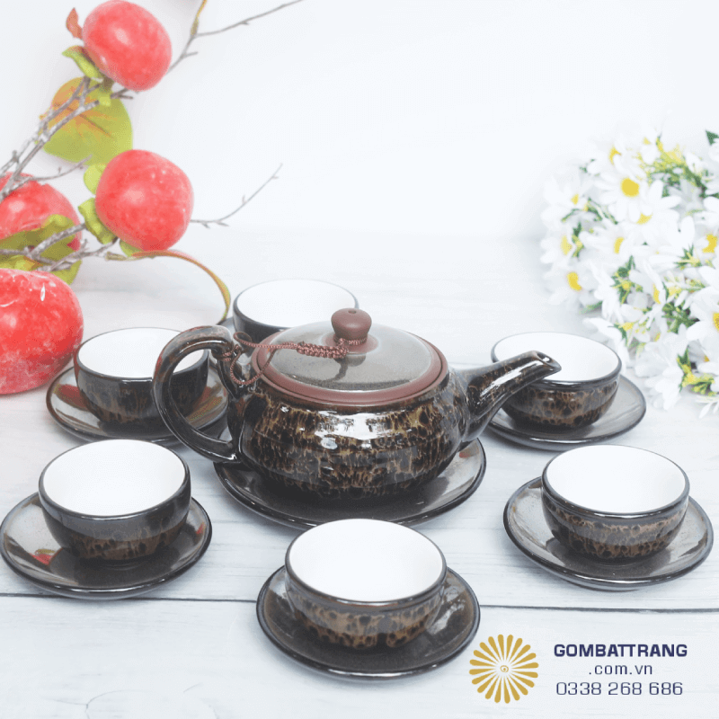 Bộ ấm chén này được làm từ chất đất gốm đặc biệt, có độ xốp tự nhiên giúp trà “thở” và giữ được hương vị trọn vẹn hơn. Mỗi lần rót, bạn sẽ cảm nhận được sự đậm đà, ngọt hậu của trà, khác biệt hẳn so với việc pha trong ấm thông thường