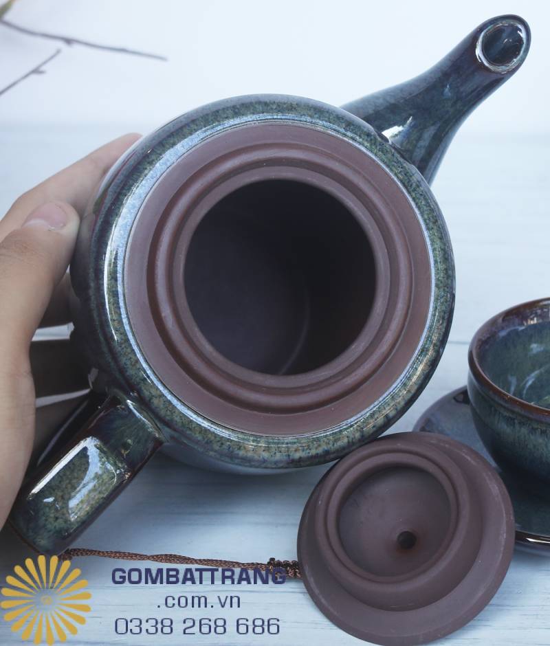 Hơn cả dụng cụ uống trà, bộ ấm chén Bát Tràng chính là tác phẩm gốm sứ sống động. Nó lưu giữ tâm huyết nghệ nhân và bản sắc văn hóa trong từng chi tiết tinh xảo