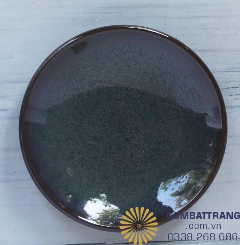 Bộ ấm chén được thiết kế với dung tích vừa đủ, thích hợp cho những buổi trà ấm cúng 3–5 người, không quá lớn để gây lãng phí, cũng không quá nhỏ để mất hứng thưởng thức. Kích thước gọn gàng giúp bạn dễ dàng đặt trên bàn trà phòng khách hay mang theo trong các buổi họp mặt thân tình