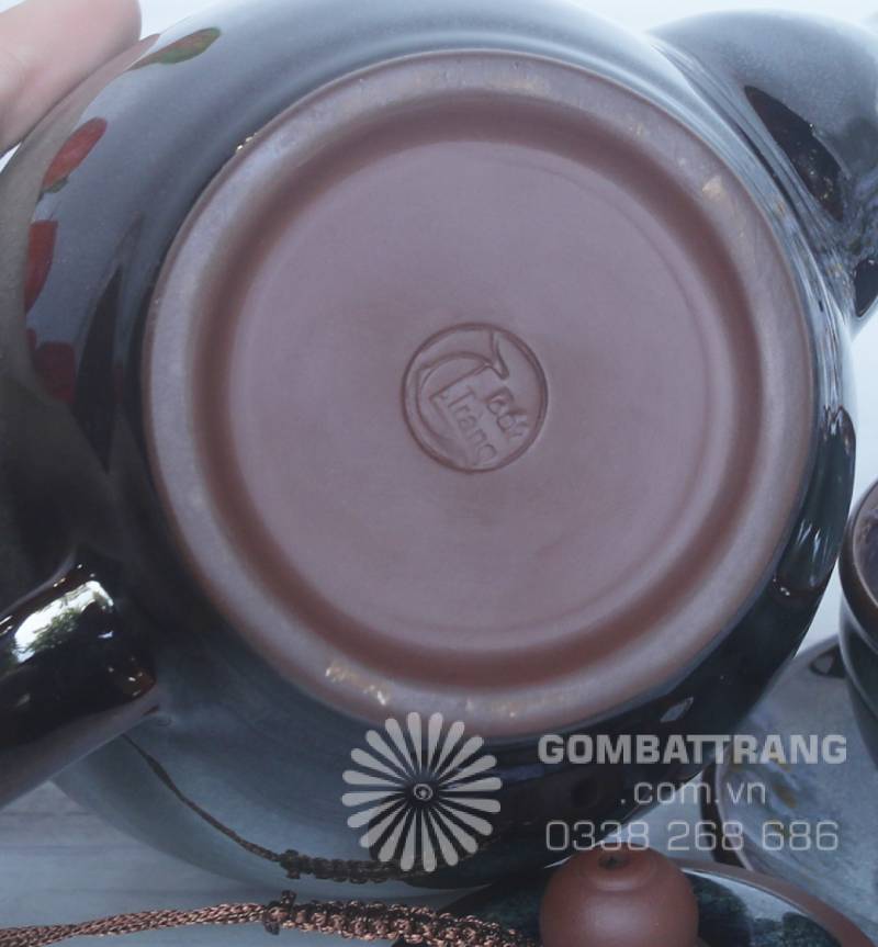 Không chỉ để pha trà, bộ ấm chén còn thích hợp để bày biện, làm quà tặng và điểm nhấn trang trí. Mỗi chi tiết đều cân bằng giữa công năng và thẩm mỹ