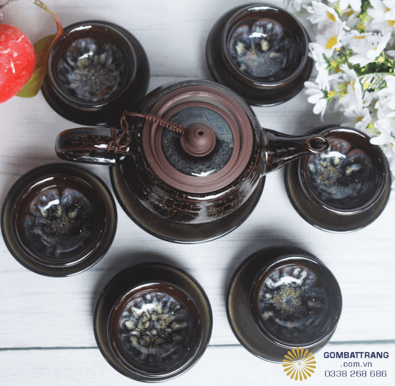 Mỗi chi tiết trên ấm và chén được hoàn thiện tỉ mỉ, tạo cảm giác hài hòa khi sắp đặt trên bàn trà hoặc kệ trưng bày