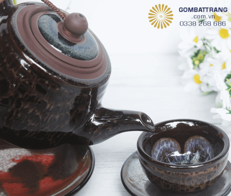 Chất liệu gốm bền chắc, chịu nhiệt tốt, đảm bảo an toàn cho sức khỏe khi pha trà nóng. Kiểu dáng và màu sắc của bộ ấm chén dễ phối cùng các vật phẩm decor khác như khay trà, lọ hoa, tượng gốm