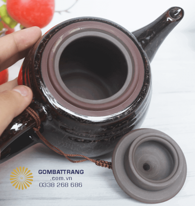 Sự hiện diện của bộ ấm chén trong phòng khách giúp tôn lên nét thanh lịch và sự chỉn chu của gia chủ