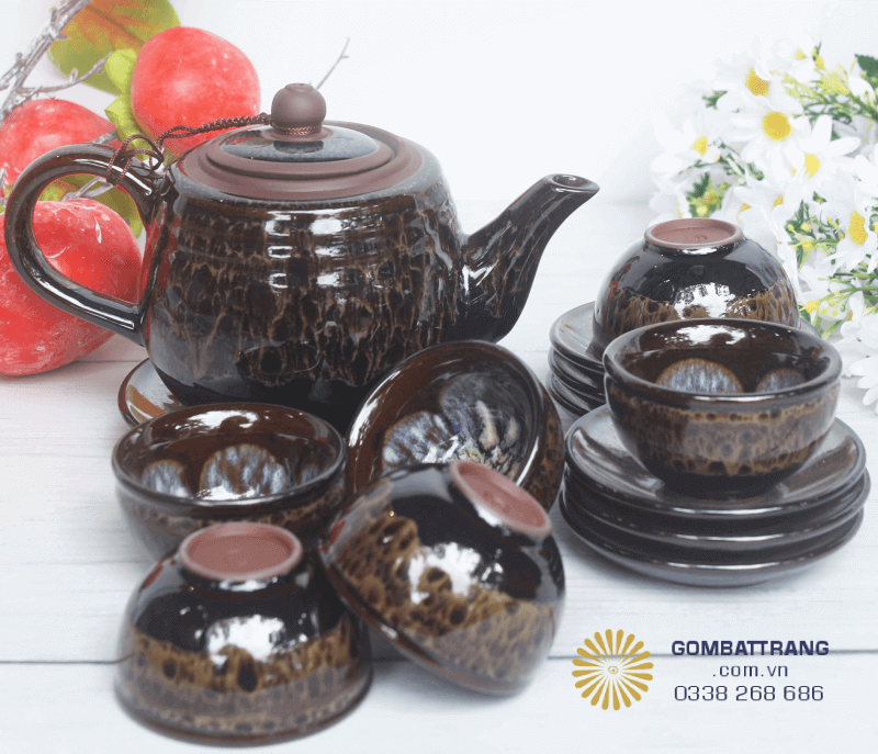 Ngoài giá trị sử dụng, bộ ấm chén còn mang ý nghĩa phong thủy, đem lại sự ấm áp và gắn kết trong gia đình