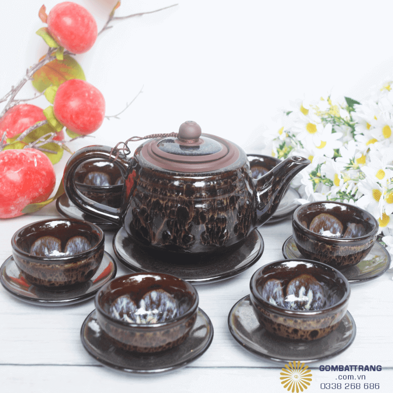 Bộ ấm chén với tông men trầm ấm mang lại cảm giác gần gũi, phù hợp để decor nhiều phong cách nội thất khác nhau.  Sự kết hợp giữa thủ công truyền thống và thiết kế tinh tế giúp bộ sản phẩm vừa mang tính sử dụng, vừa có giá trị trưng bày. 