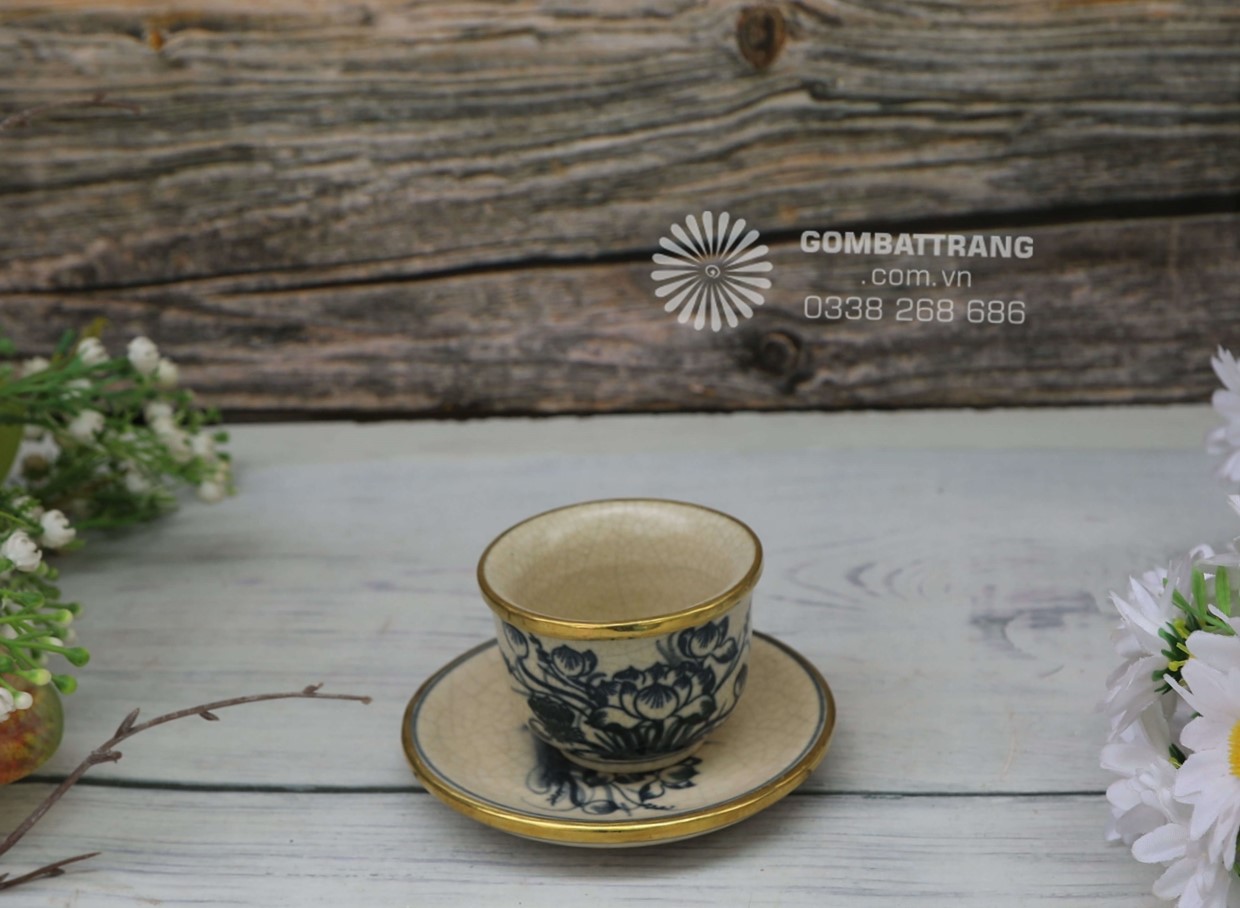 Chén trà men rạn Bát Tràng dáng nhỏ tinh tế, giữ nhiệt tốt, họa tiết hoa sen thanh nhã tôn hương vị trà Việt.